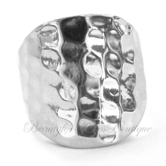 Womens Modern Wide Hammered Metal Silvertone Slim Shiny Bold Band Ring Size 7 - Picture 5 of 16